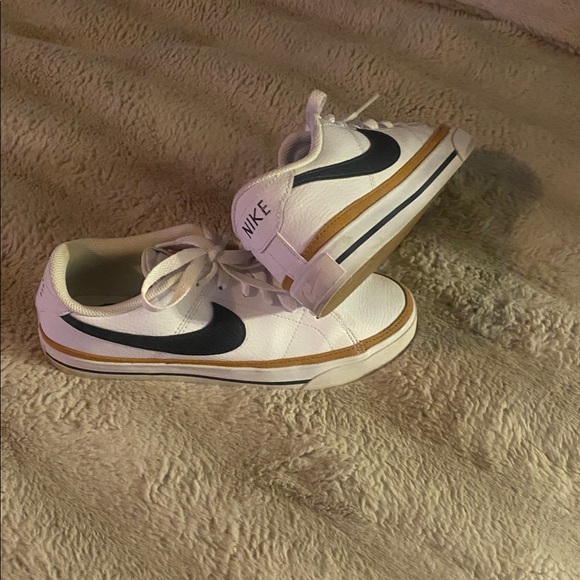 Nike White and Black Casual Shoes - Picture 2 of 6